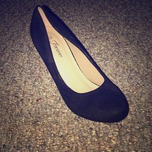 Black pumps